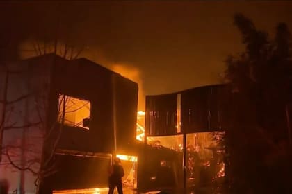 Los incendios en California han arrasado miles de hectáreas, dejando un paisaje desolador en áreas residenciales y naturales