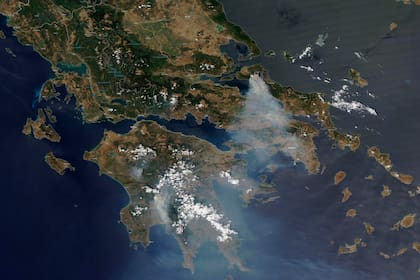 Los incendios en la isla de Evia, Grecia, vistos desde un satélite, el 8 de agosto de 2021. (Foto, Satellite image ©2021 Maxar Technologies via AP)