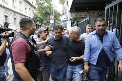 Los incidentes comenzaron esta mañana en el Puente Pueyrredón y continuaron de manera feroz esta tarde frente a la sede sindical