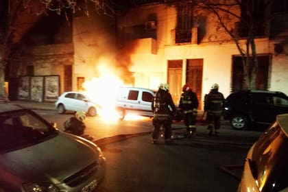 Ataque de "quemacoches": el video de las explosiones en Villa Crespo