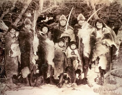 Los indios patagónicos tehuelche, selknam y kawésqar eran una rareza, por lo que fueron fotografiados, medidos, pesados y obligados a "actuar" a diario, entre 1878 y 1900.