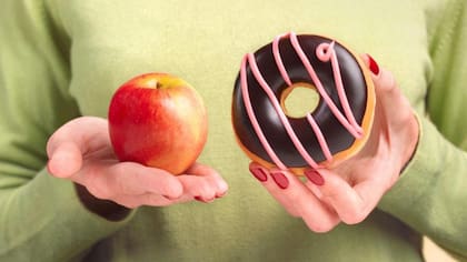 Los individuos afectados tienden a consumir alimentos con mayor densidad calórica y contenido de azúcares, mientras reducen el consumo de frutas y verduras