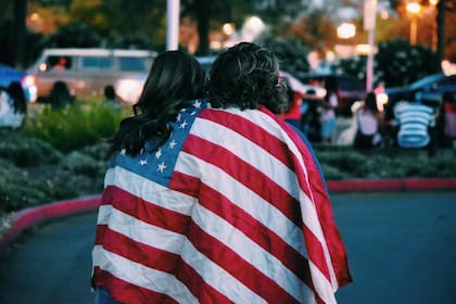 Los individuos pueden ‘vivir’ el patriotismo tratando a los demás con respeto; manteniéndose informados sobre los asuntos públicos; sopesando sus intereses personales con los intereses de todos los estadounidenses, plantea el informe