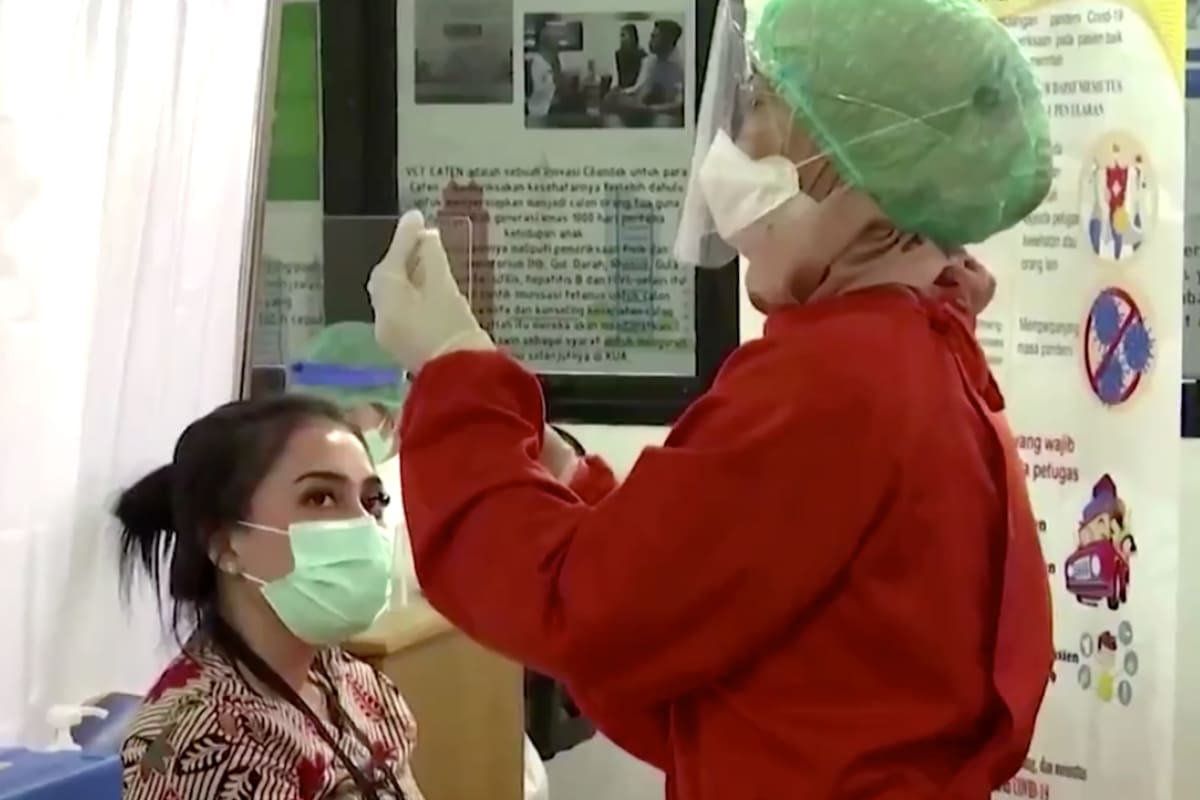 Los influencers de Indonesia entraron en la línea de las primeras personas en recibir la vacuna contra el coronavirus