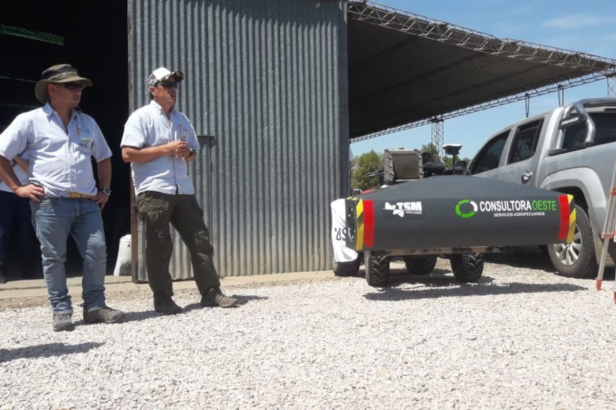 Los ingenieros agrónomos Martín Luzzi y Pedro Telechea con el equipo importado