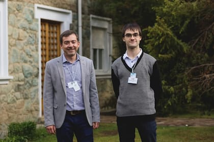 Los ingenieros Alejandro Uriz y Ramiro Álvarez Ribas, creadores del GlucoAr, obtuvieron el primer premio del concurso nacional IB50K, un certamen organizado por el Instituto Balseiro