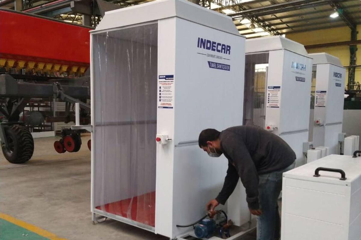 Los ingenieros de Indecar diseñaron un túnel sanitizador para poner en la entrada de la empresa para que todos los empleados pasen por ahí antes de ingresar a trabajar.