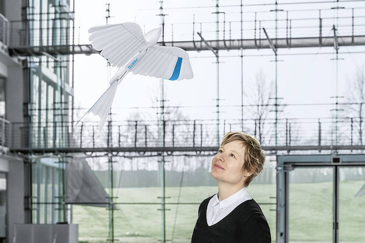 Los ingenieros de la firma alemana Festo desarrollaron BionicSwift inspirados en los movimientos de las aves en la vida real