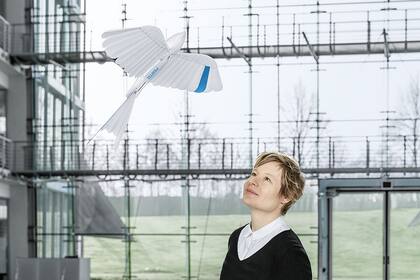 Los ingenieros de la firma alemana Festo desarrollaron BionicSwift inspirados en los movimientos de las aves en la vida real