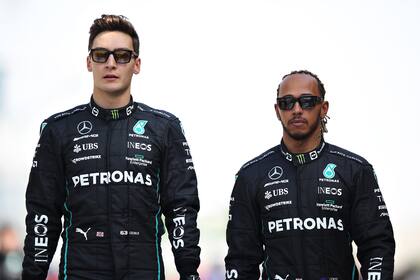 Los ingleses George Russell y Lewis Hamilton el 10 de marzo pasado, durante el Día 1 del test en el circuito de Bahrein con en Mercedes