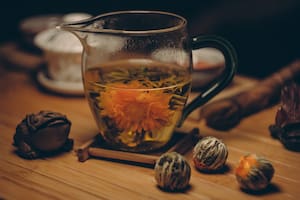 Menopausia: la infusión que podría ayudar a regular tu organismo y combatir la fatiga