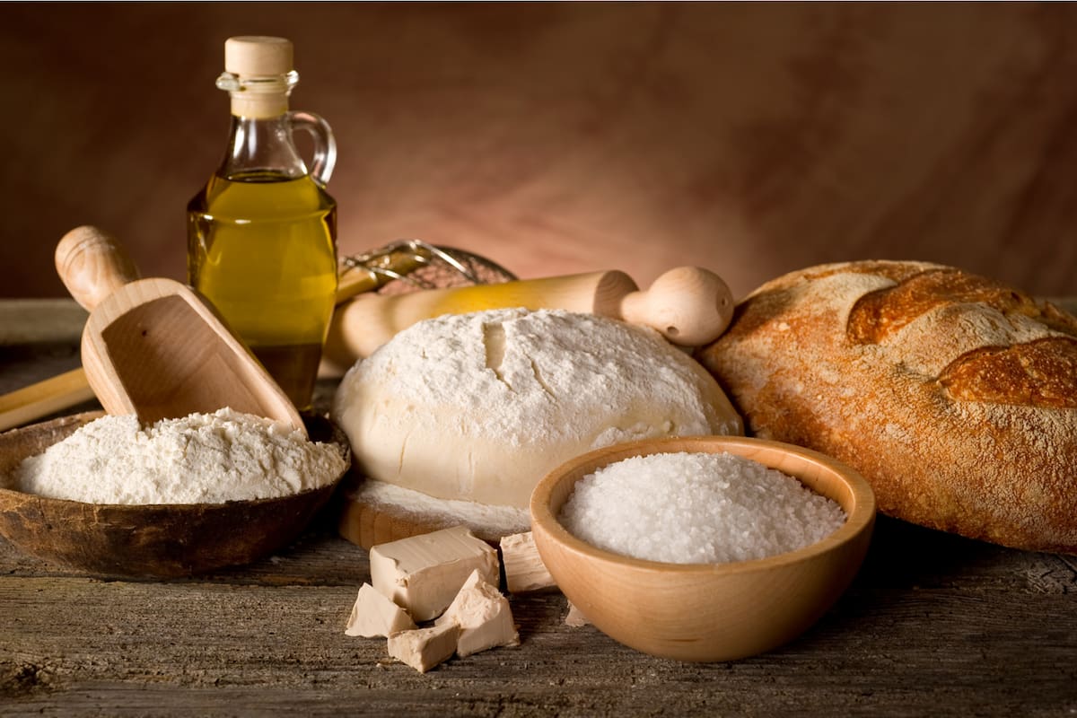 Los ingredientes para hacer pan casero.