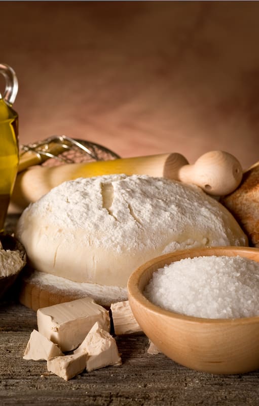 Los ingredientes para hacer pan casero.
