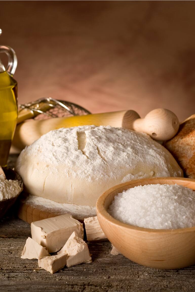 Los ingredientes para hacer pan casero.