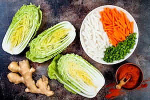 Los ingredientes para preparar el kimchi se consiguen en Buenos Aires: akusai, zanahoria, jenjibre y especias.