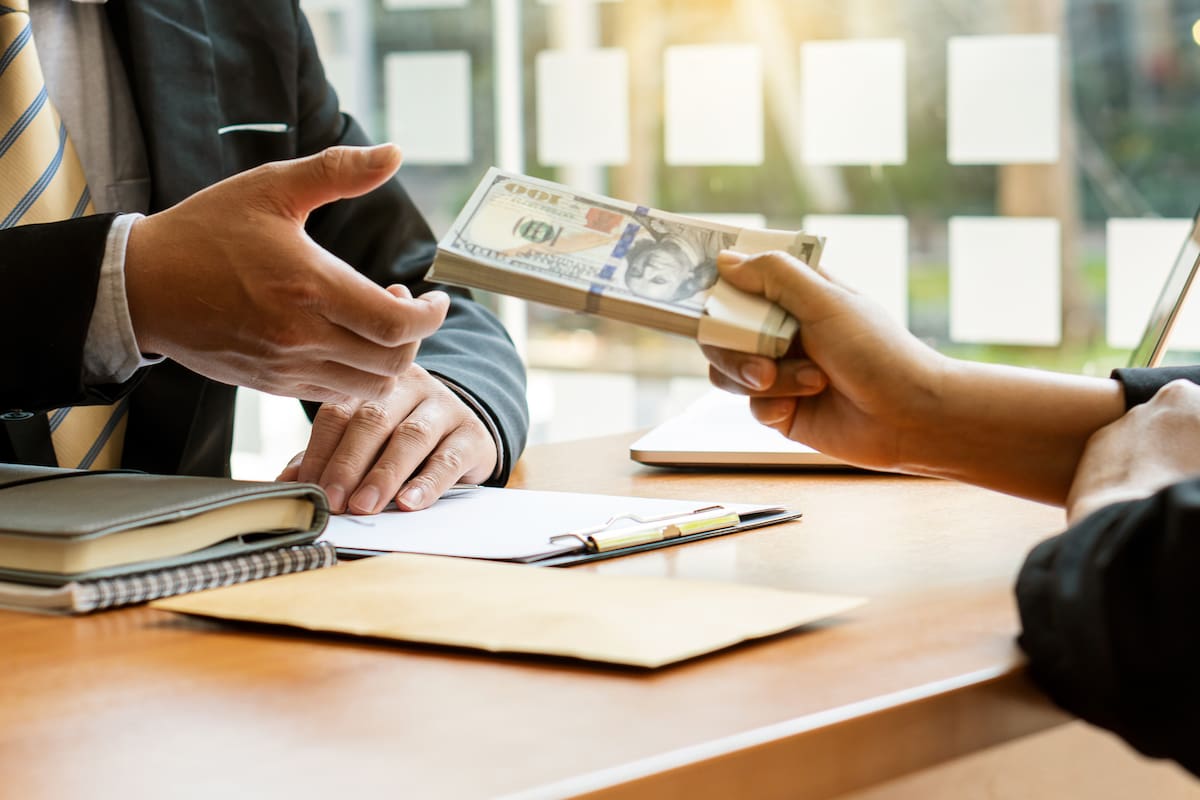 Los ingresos necesarios para acceder a un préstamo hipotecario van a depender no solo de la tasa del banco, sino también del plazo en el que se solicite