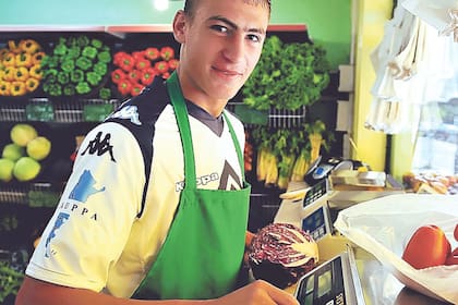 Los inicios de Braian Romero, goleador de la Liga Profesional en el líder Vélez, se repartieron entre el fútbol y su trabajo en la verdulería familiar de la zona de Beccar; esos tiempos quedaron atrás