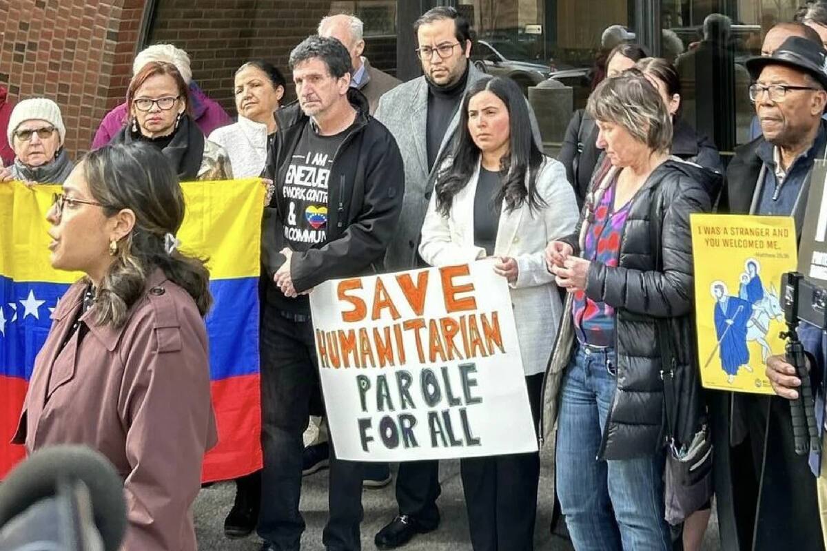 Los inmigrantes beneficiarios del programa CHNV recibirán un correo electrónico para que abandonen Estados Unidos de inmediato