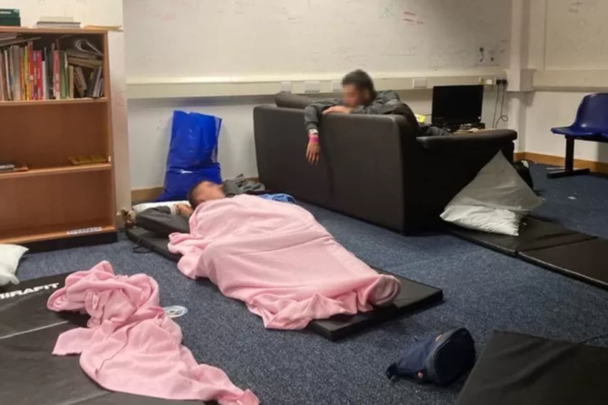 Los inmigrantes descansan en unas instalaciones del Ministerio de Interior en Kent, en el sur de Inglaterra