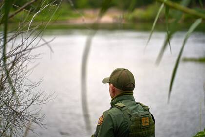 Los inmigrantes intentan cruzar la frontera a través del río Colorado
