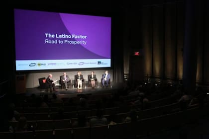Los inmigrantes latinos contribuyen significativamente a la economía de Boston. Foto: GBH World.