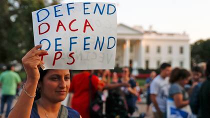 Los inmigrantes protestan frente en distintas ciudades de EE.UU. en contra del programa que pone fin al "sueño Americano"