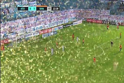 Los insectos taparon las cámaras del partido entre Banfield y Atlético, en Tucumán