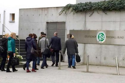 Los inspectores en la sede de la DFB