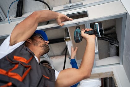 Los instaladores y reparadores de ascensores ocupan la posición más destacada en términos de proporción de trabajadores sin licenciatura que alcanzan ingresos de seis cifras