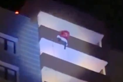 Los instantes previos a la muerte de un escalador industrial de 25 años, quien había sido contratado para animar una fiesta de Año Nuevo en Rusia