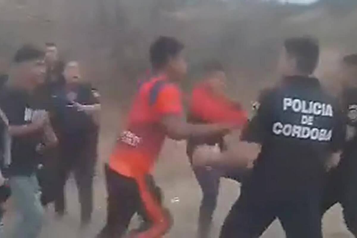 Los instantes previos a que dos uniformados reciban un violento ataque a manos de un grupo de hinchas cordobeses
