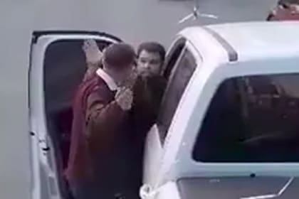 Los instantes previos a que el conductor de la camioneta golpeara al chofer de la línea Este