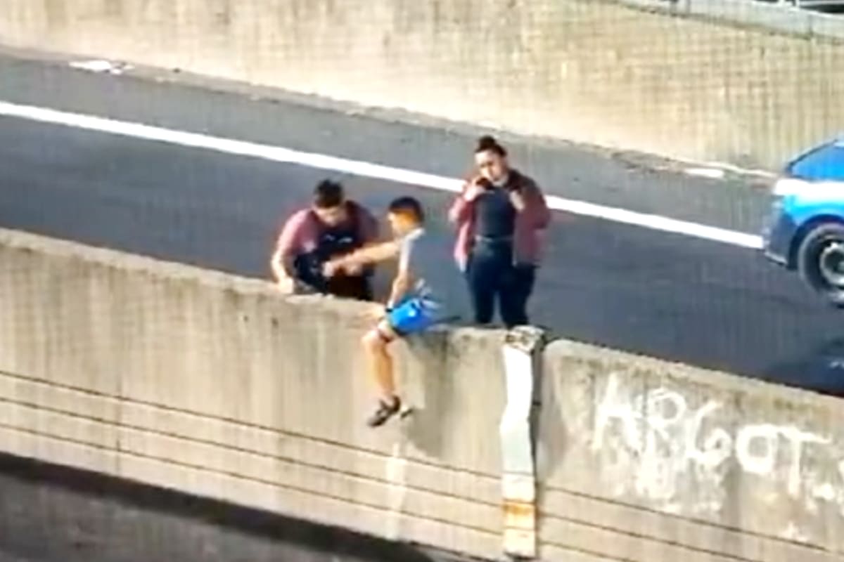 Los instantes previos a que el joven de 27 años intentase arrojarse al vacío y fuese salvado por efectivos de la Policía de la Ciudad