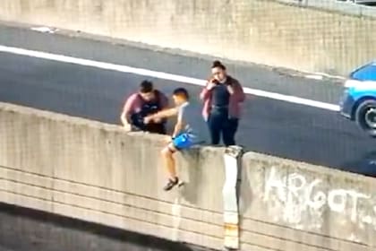 Los instantes previos a que el joven de 27 años intentase arrojarse al vacío y fuese salvado por efectivos de la Policía de la Ciudad
