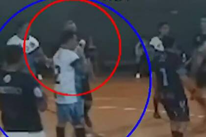 Los instantes previos a que el rival de Javier se le acerque y pegue el cabezazo