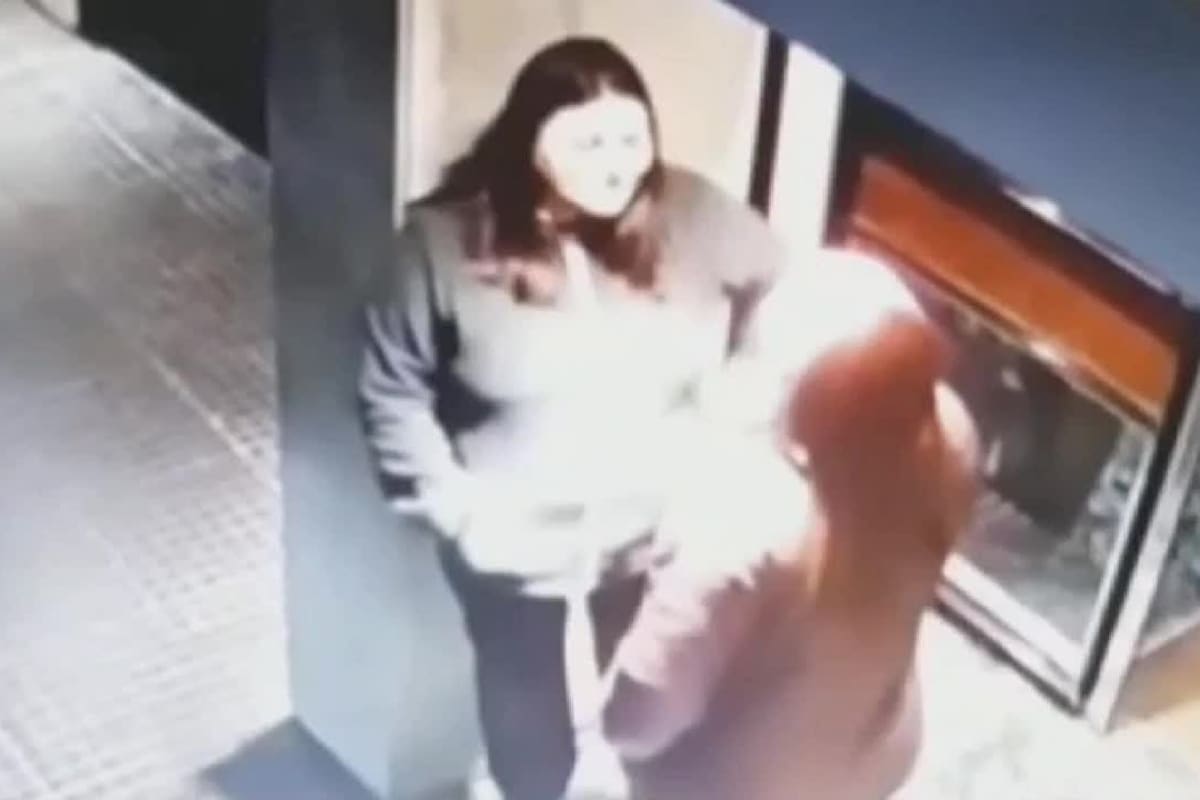 Los instantes previos a que Juliana, encargada de un edificio en Recoleta, fuese golpeada por la esposa del diplomático