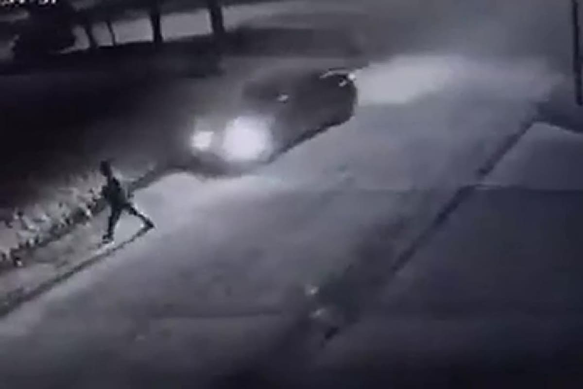 Los instantes previos a que un conductor atropellara a un hombre que caminaba sobre la calle Mariano Acosta