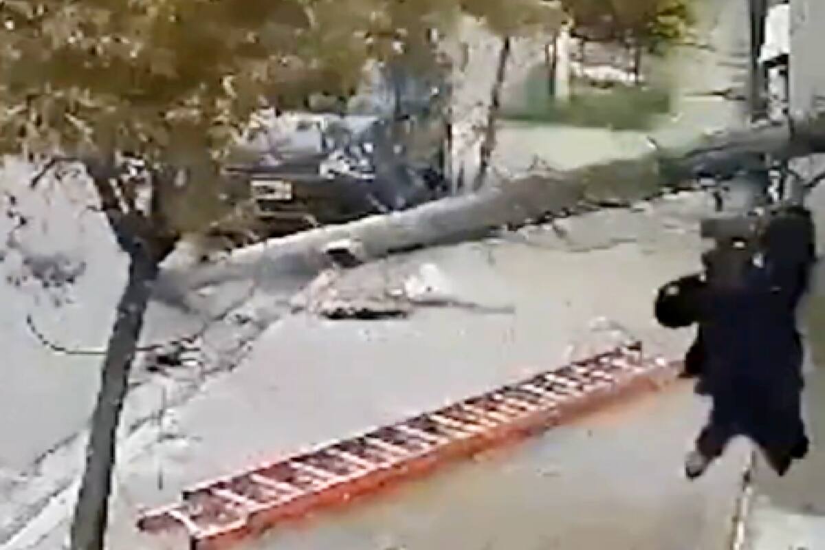 Los instantes previos a que Valentín Pérez (22) impacte contra el suelo tras caer desde un poste de ocho metros de altura en Tandil