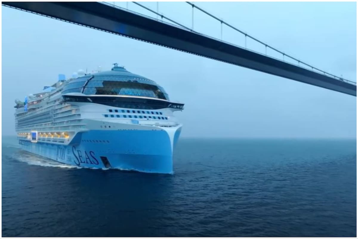 Los instantes previos donde el crucero pasó por debajo de un puente en Dinamarca