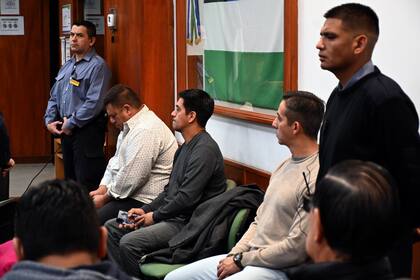 Los instructores policiales escucharon ayer el veredicto que los declaró culpables de homicidio culposo por la muerte de Gabriel Mandagaray