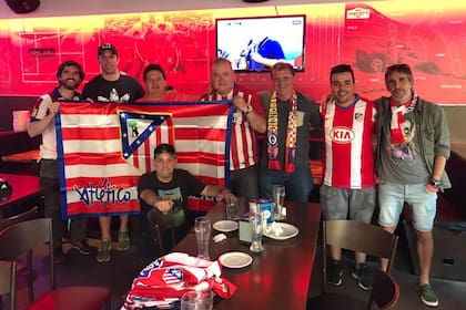 Los integrandes de la Peña de Atlético de Madrid en Rosario