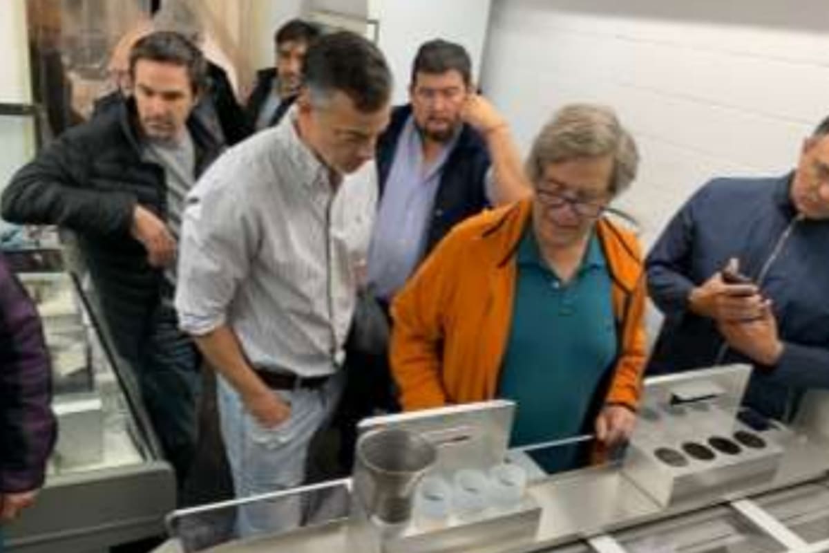 Los integrantes de Cabia observan la nueva congeladora turbo