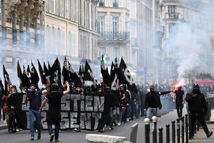 Los integrantes de grupos ultraderechistas, el sábado pasado, en su marcha por las calles de París