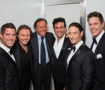 Los integrantes de Il Divo junto Julio Iglesias (Foto: Instagram/@carlosmarinildivo)