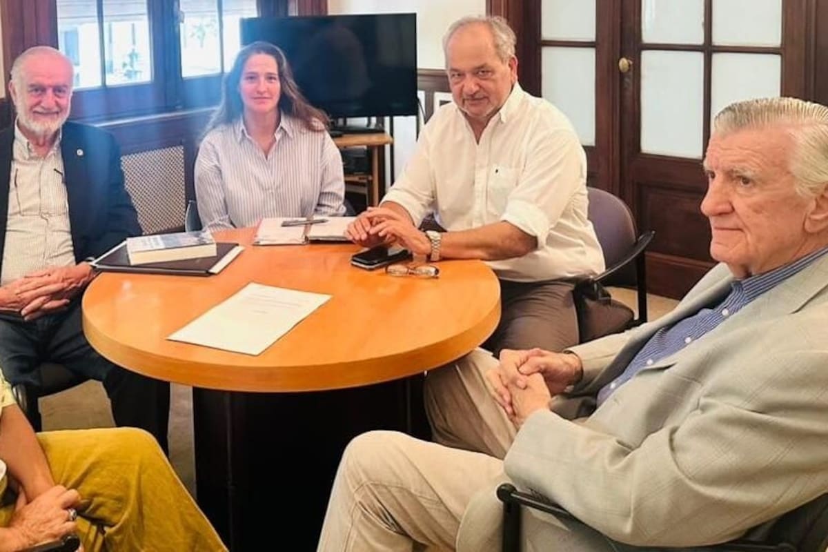 Los integrantes de la comisión de homenaje a Perón, entre ellos José Luis Gioja y Lucía Corpacci