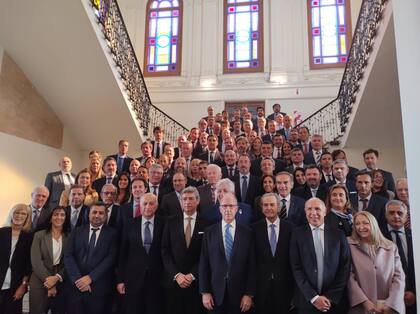 Los integrantes de la Corte Suprema con parte del centenar de jueces que se reunieron en Rosario
