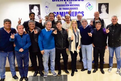Los integrantes de la fórmula de Unidad Ciudadana para enfrentar a María Eugenia Vidal, junto al líder de Camioneros