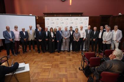 Los integrantes de la Fundación 1821 junto con las autoridades del rectorado de la UBA