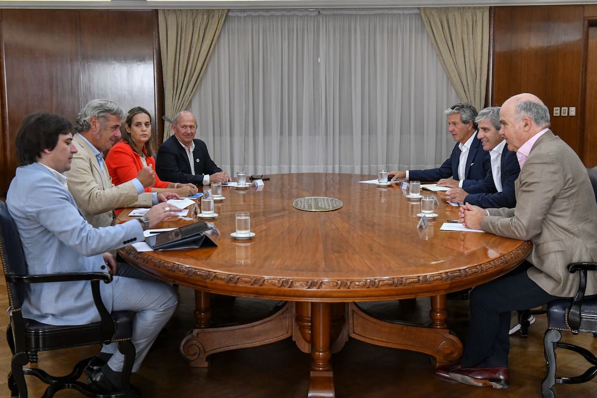 Los integrantes de la Mesa de Enlace con el ministro de Economía Luis Caputo, el director ejecutivo de ARCA Juan Pazo y el secretario de Agricultura, Sergio Iraeta