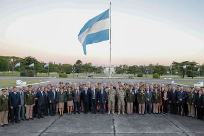 Los integrantes de la Promoción Islas Malvinas encabezados por el jefe del Estado Mayor del Ejército, teniente general Claudio Pasqualini, en la conmemoración de los 37 años del egreso adelantado como consecuencia de la Guerra del Atlántico Sur